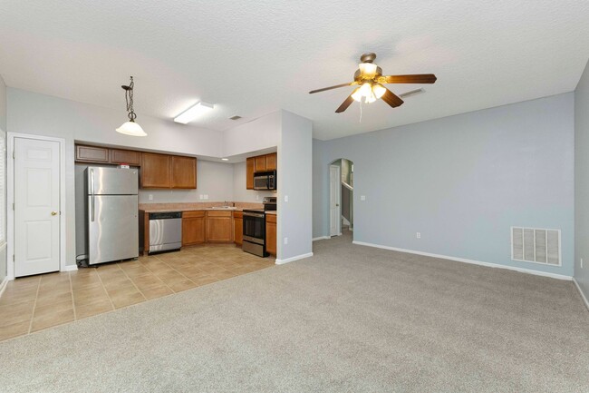 Building Photo - Charming 3BR Townhouse with Garage & Priva...