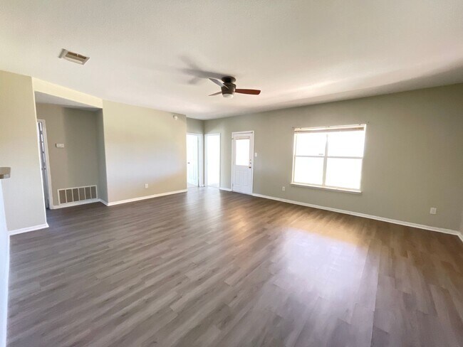 Building Photo - 360 Virtual Tour Available