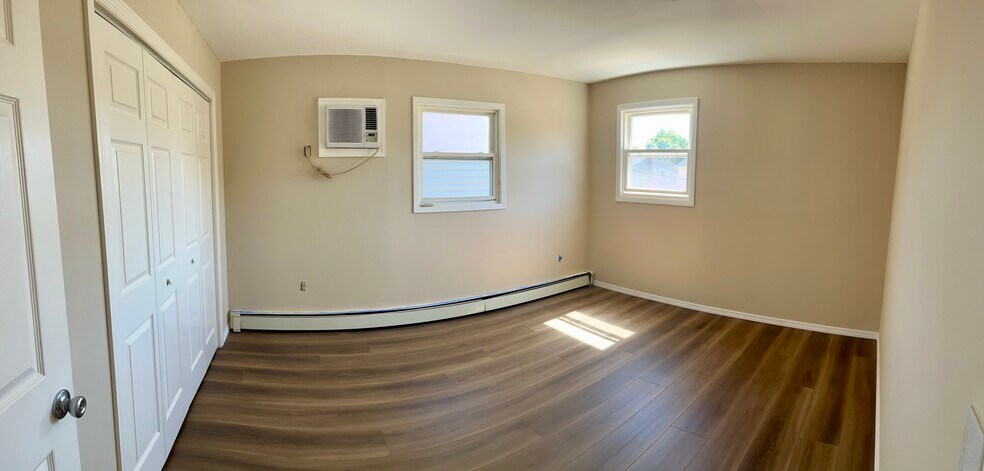 Sunny Bedroom with Windows Large Closet AC Unit - 49 Maple St NE