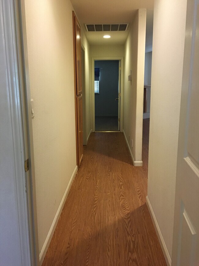 Building Photo - 3 Bedroom Chico Home with 3 Car Garage!