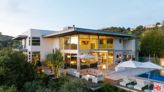 Building Photo - 2651 Nichols Canyon Rd