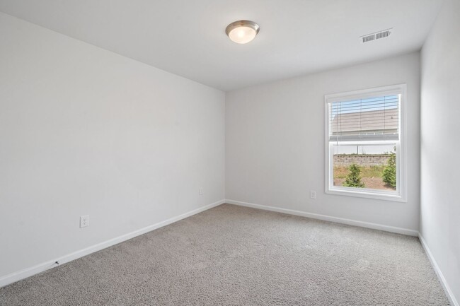 Building Photo - Lovely 3 BR, 2.5 BA Townhome, Centrally lo...