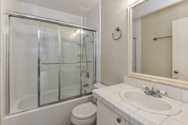 Building Photo - Light And Bright One Bedroom Condo In Oakl...