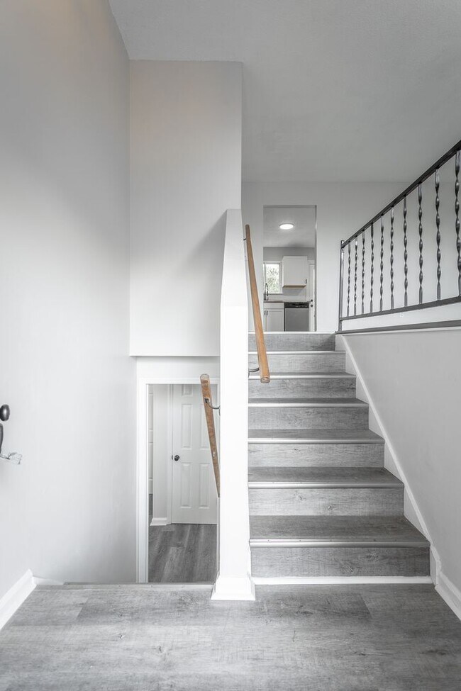 Building Photo - 833 Sylvan Dr