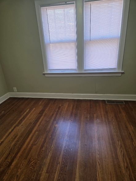 Building Photo - 922 N Coolidge Ave