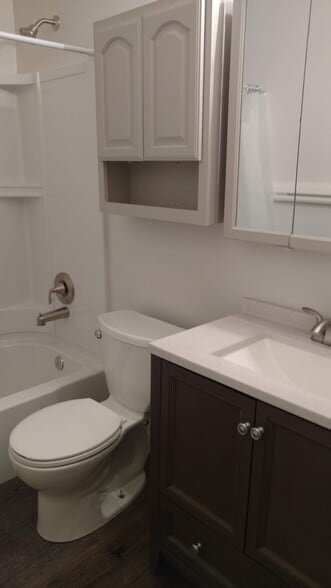 Main bathroom upstairs - 505 Jackson Ave