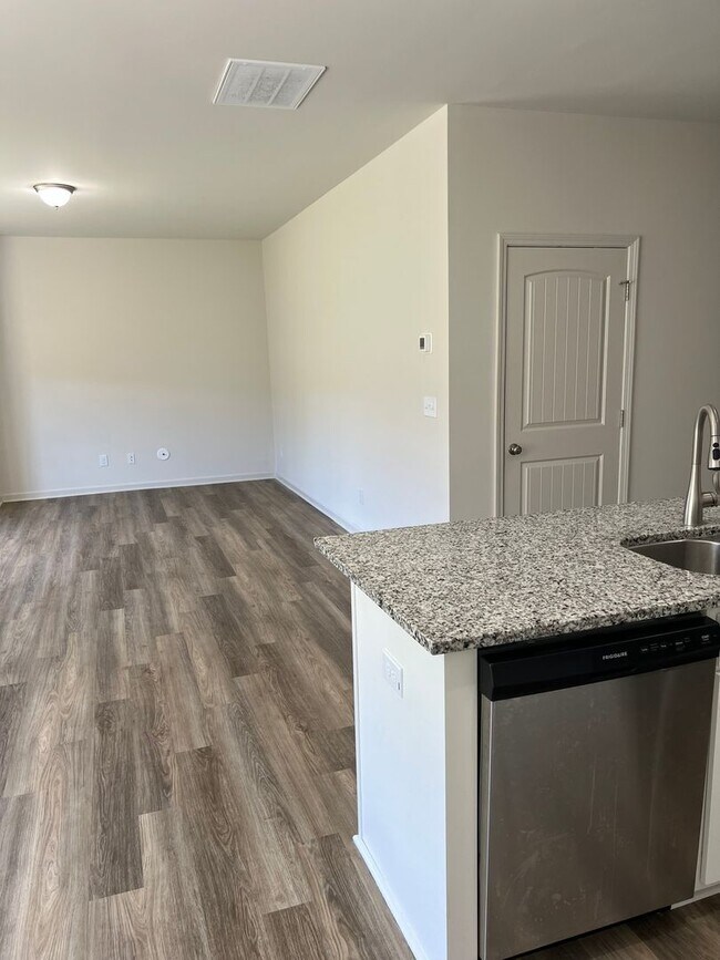 Building Photo - Charming 1.5 year new 3BR plus huge loft  ...