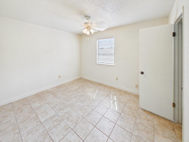 Building Photo - 1505 Oakdale Cir