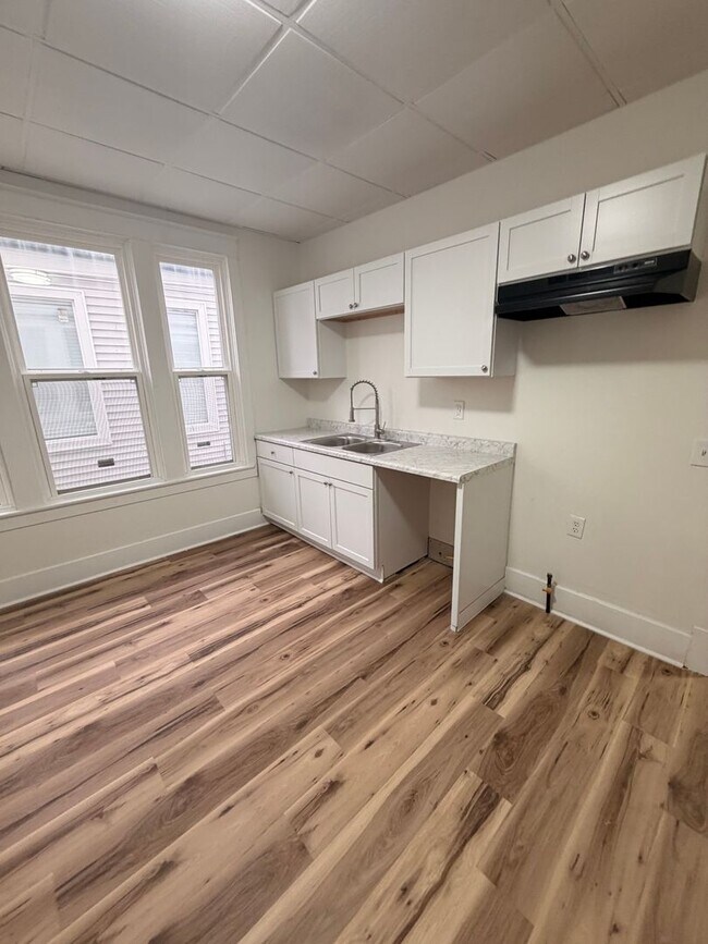 Building Photo - 1813 W Gaulbert Ave