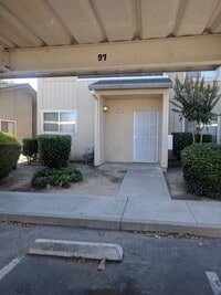 Building Photo - Townhouse in a gated community near Creeks...