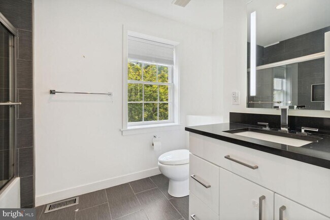 Building Photo - 3712 Fordham Rd NW