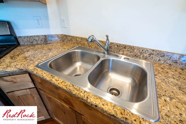 Building Photo - Dog Friendly, Stunning home in Southgate T...