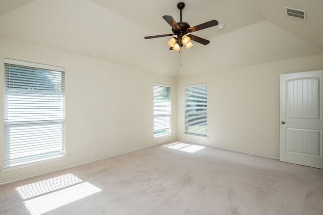 Building Photo - Beautiful 3 Bedroom 2 Bath in Whitestone R...