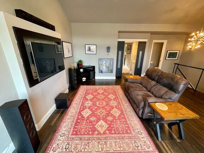 Building Photo - Modern 2 Bedroom, 2.5 Bathroom Bi-Level Du...