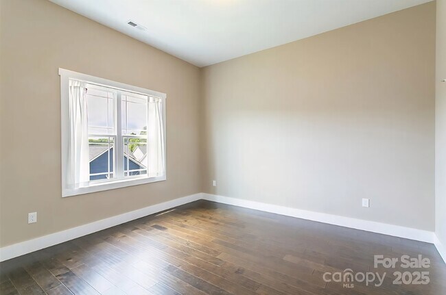 Building Photo - 75 Leyland Cir