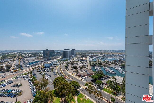 Building Photo - 13600 Marina Pointe Dr