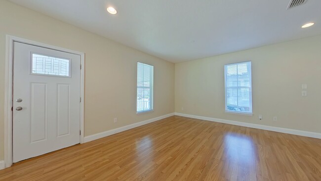 Building Photo - Beautiful 2 Bedroom Home in San Marco read...