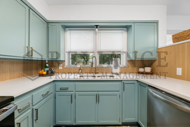 Building Photo - 211 E Meadowlark Rd