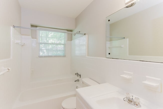 Building Photo - 908 Green Forest Dr