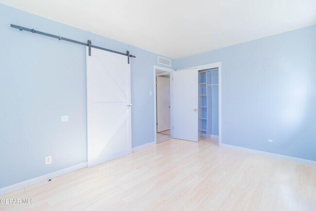 Building Photo - 451 Borrett St