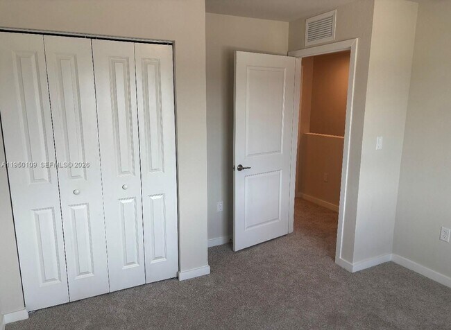 Building Photo - 1022 W Davis Pkwy