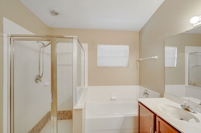 Building Photo - Spacious 3/2 with tranquil setting is waiting for you!