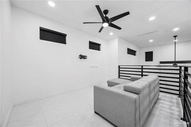 Building Photo - 1615 Lago Delton