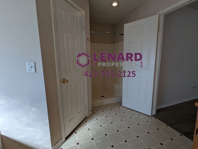 Building Photo - Large 3 Bedroom Home Ready for Move In!