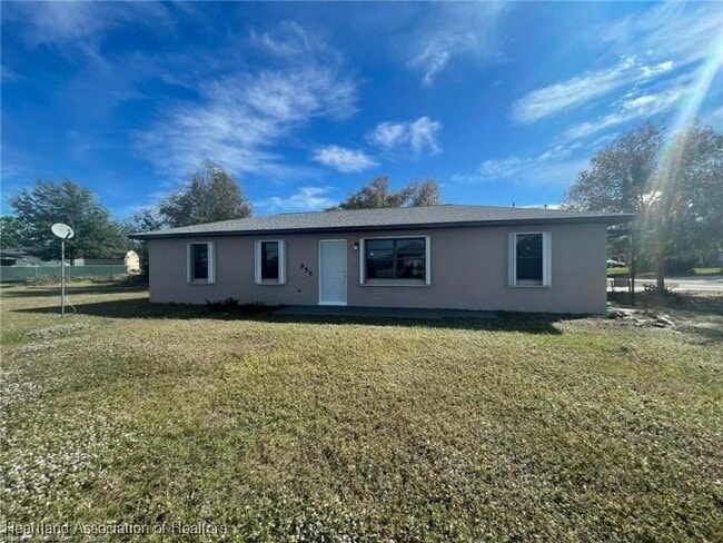 Primary Photo - 955 Lake Dr E
