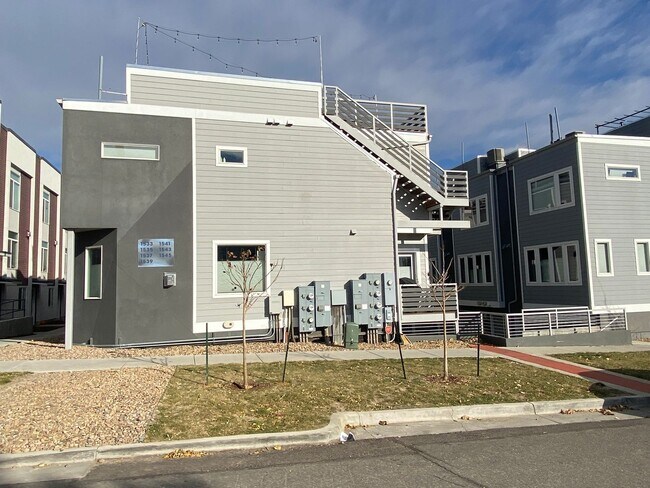 Building Photo - Modern 2 bedroom Townhome with huge Rooftop deck!!!