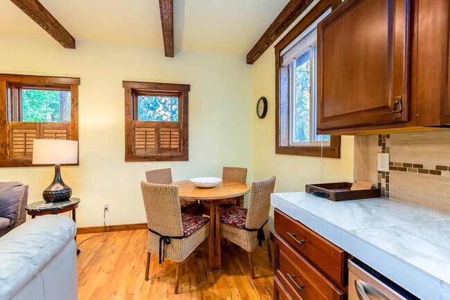 Building Photo - 1018 NW Ogden Ave