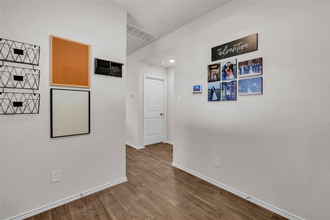 Building Photo - 185 Sandringham Lp