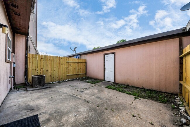 Building Photo - 12500 Brookglade Cir