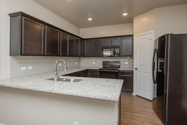 Building Photo - Bright & Cozy Duplex