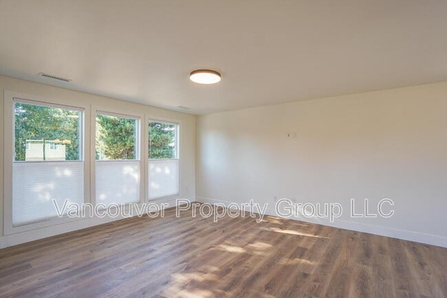 Building Photo - 819 SE Olympia Dr