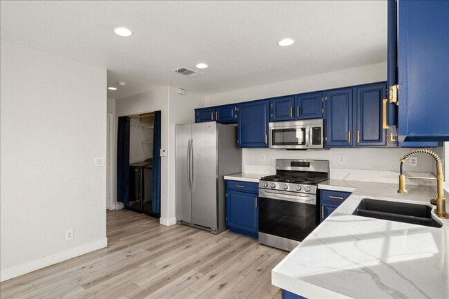 Building Photo - 8141 Dartmoor Ave