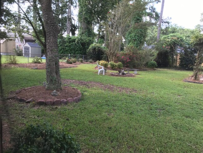 Building Photo - 3 Bed w/ Bonus Room Off of Piney Green