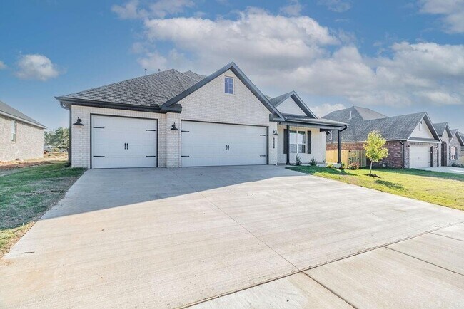 Building Photo - 805 Carlock Dr