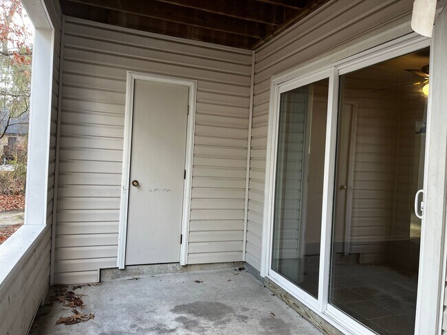 Building Photo - Town home located in Greenville