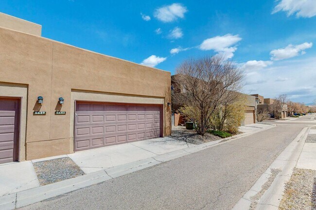 Building Photo - 3 bedroom, 2 1/2 Bath Pulte Ocotillo Model Home