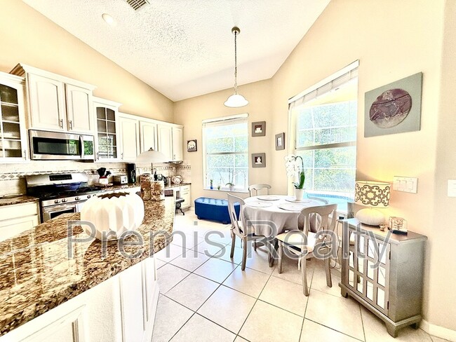 Building Photo - 431 Denise St