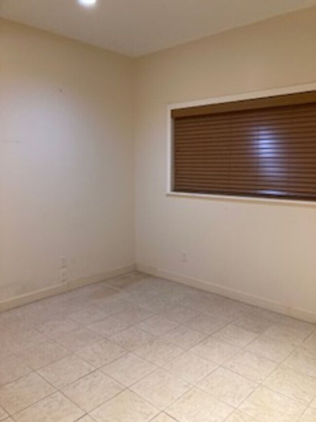 Building Photo - Ready move in - Price reduction!
