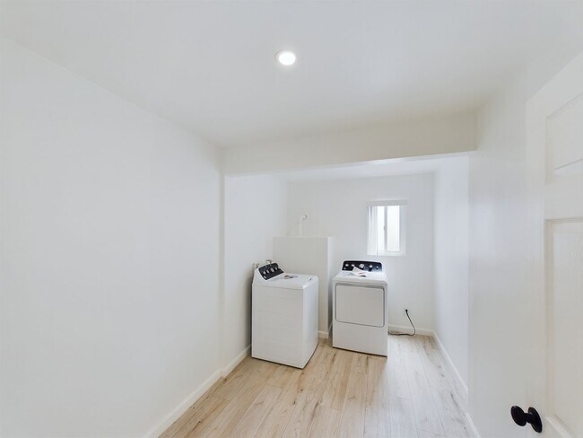 Building Photo - 6715-6717 N Elman St