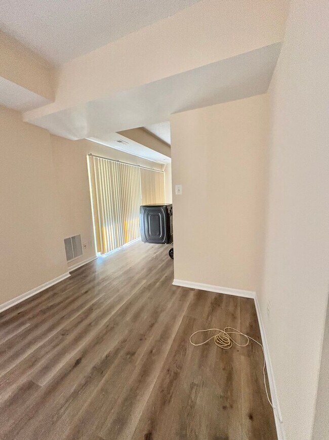 Building Photo - Bright And Cozy 2 Bed 1 Bath Condo With Pa...