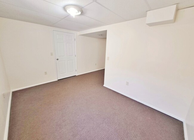 Building Photo - 2 Bed / 1-1/2 Bath Townhome
