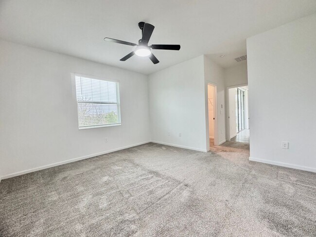 Building Photo - Like New - Large 4/4 Single Story Home wit...