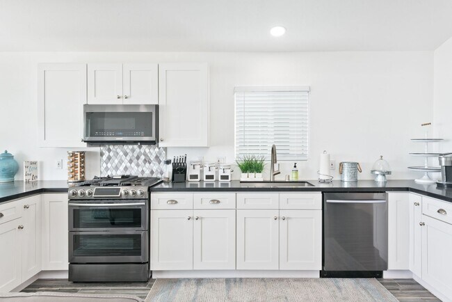 Building Photo - Fully Furnished, Oceanfront Boardwalk in Newport Beach