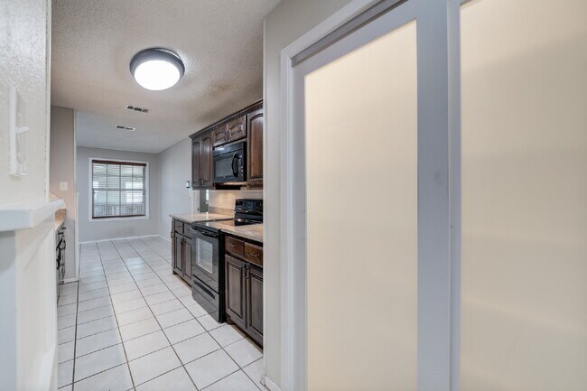Building Photo - Spacious 3 bed 2 bath with Large Bonus Room!!