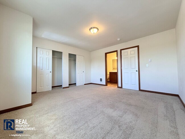 Building Photo - Downtown Puyallup Townhomes