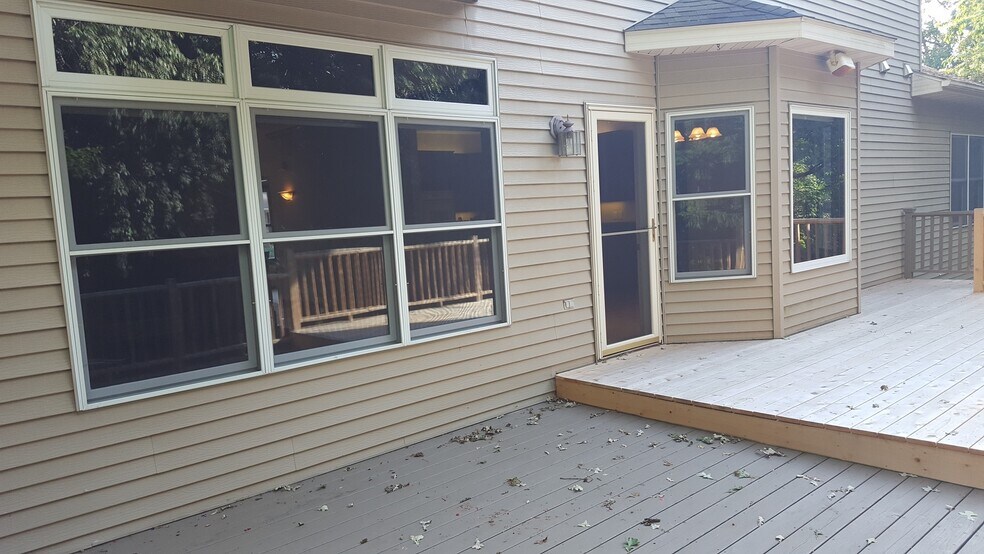 Deck - 2007 Glendale Hills Dr NE